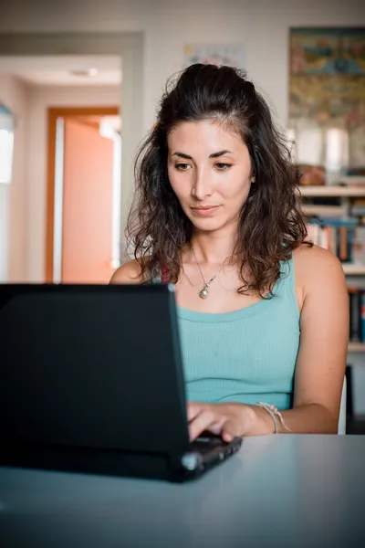 Bir dizüstü bilgisayar kullanan kadın — Stok fotoğraf