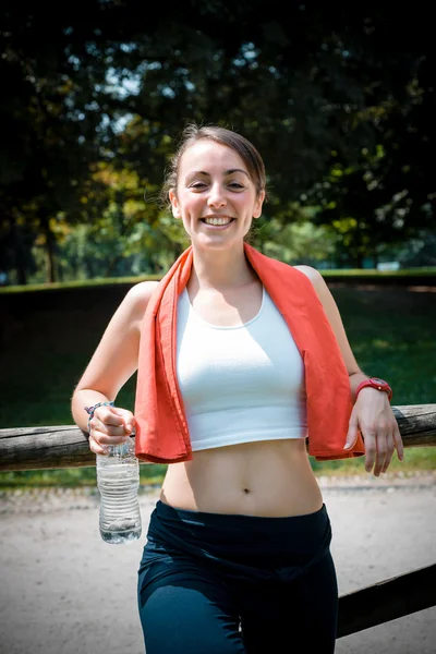 Mooie vrouw fitness ontspannen na de sport — Stockfoto