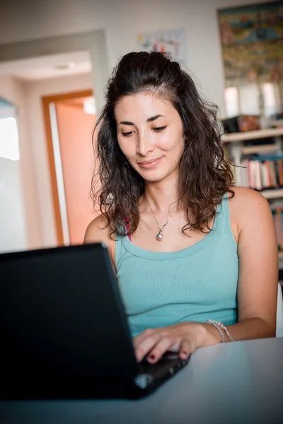 Vrouw met behulp van een laptop — Stockfoto