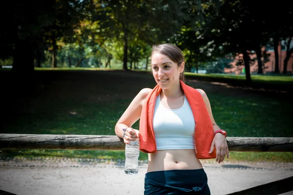 Schöne Frau Fitness entspannend nach dem Sport — Stockfoto