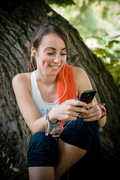 Belle femme fitness détente écoute musique — Photo