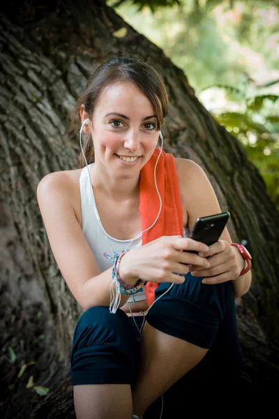 Krásná žena fitness relaxační poslech hudby — Stock fotografie