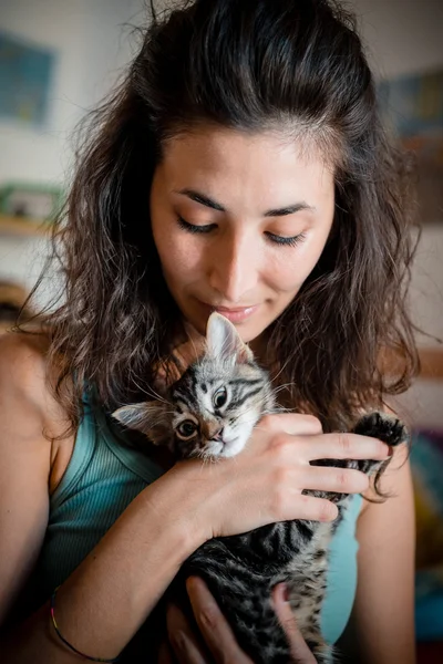 女人抱抱猫 — 图库照片