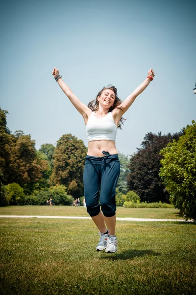 Hermosa mujer fitness saltar —  Fotos de Stock