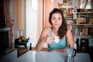 güzel bir kadın kahvaltı