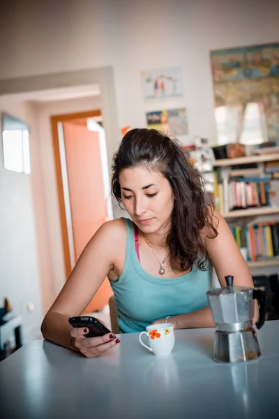 Vacker kvinna ringer under frukosten — Stockfoto