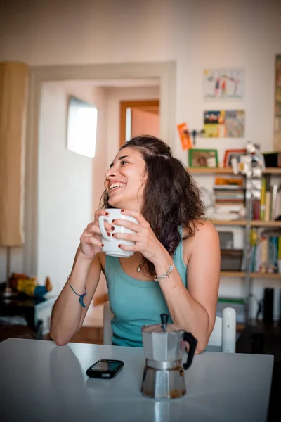 Vacker kvinna med frukost — Stockfoto