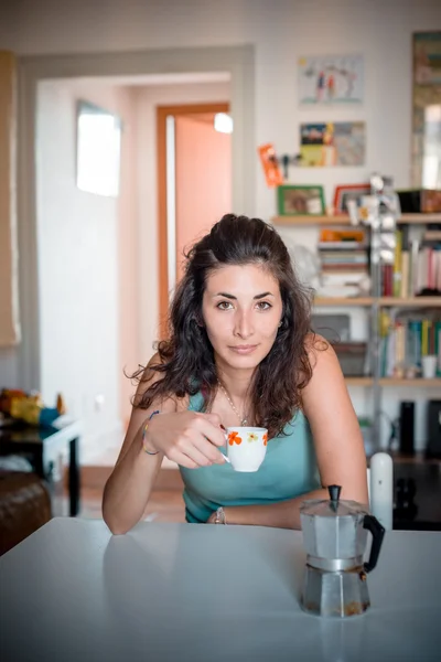 朝食を持つ美しい女性 — ストック写真