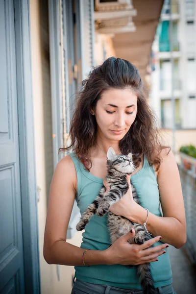Piękna kobieta z kotami — Zdjęcie stockowe