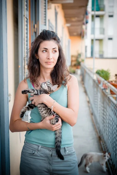 Mooie vrouw met katten — Stockfoto