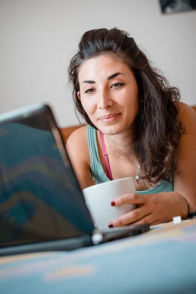 Mooie vrouw met laptop — Stockfoto