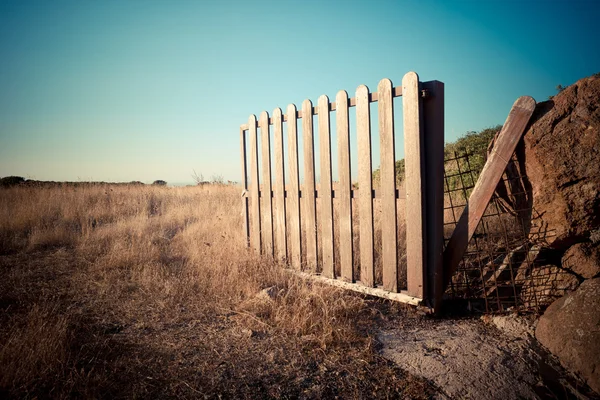 Portail dans le paysage rural sardinia — Photo