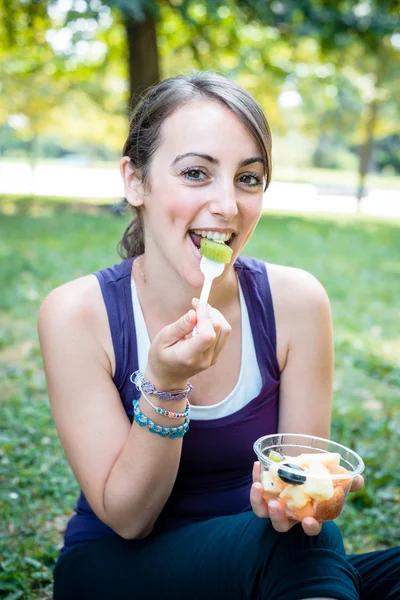 Vacker kvinna fitness kör — Stockfoto