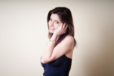 Telefondaki güzel genç bayan.