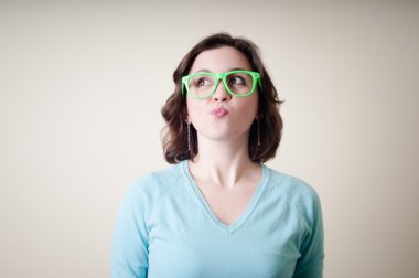 Yeşil gözlük ile güzel bir genç kadın
