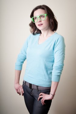 Yeşil gözlük ile güzel bir genç kadın