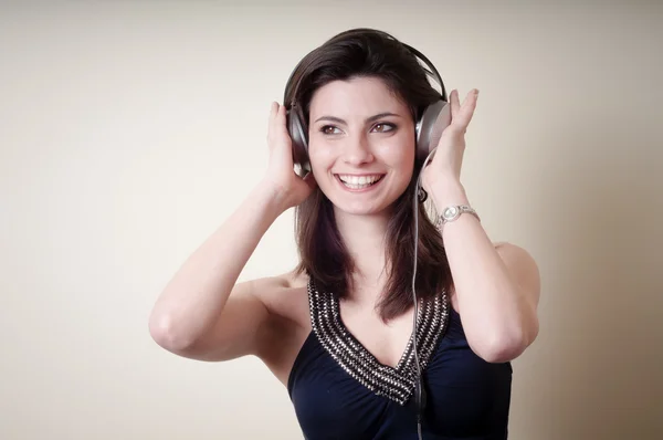 Hermosa joven escuchando música — Foto de Stock