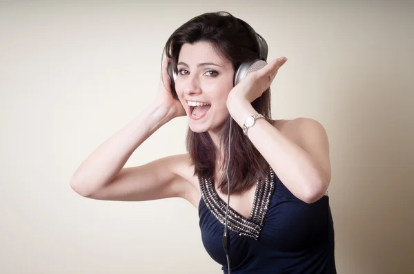 Hermosa joven escuchando música — Foto de Stock