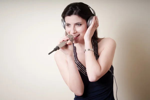 Piękna młoda kobieta, słuchanie muzyki — Zdjęcie stockowe