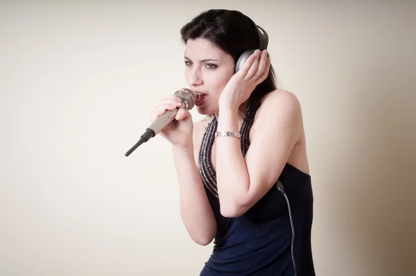 Beautiful young woman listening to music — Stock Photo, Image