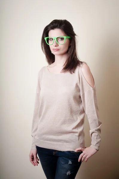 Piękna młoda kobieta z zielone okulary — Zdjęcie stockowe