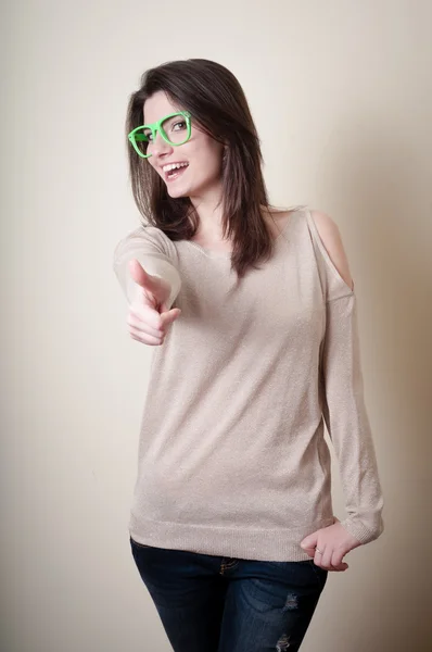 Krásná mladá žena s zelené brýle — Stock fotografie