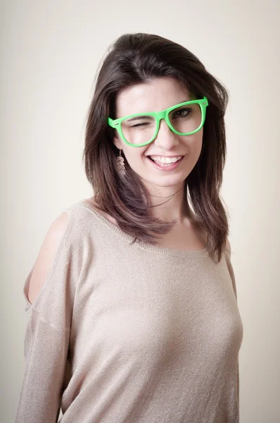 Hermosa mujer joven con gafas verdes — Foto de Stock