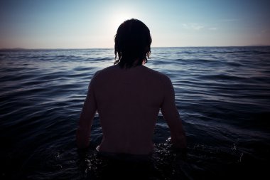 gün batımında denize adam