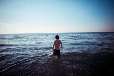 gün batımında denize adam