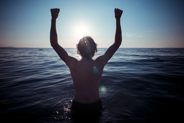 Omul înapoi la mare la apus de soare — Fotografie, imagine de stoc