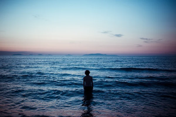 Ember vissza a tenger a sunset — Stock Fotó