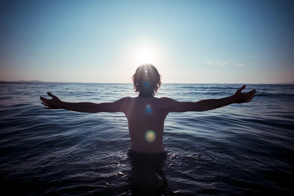 Hombre de vuelta al mar al atardecer —  Fotos de Stock