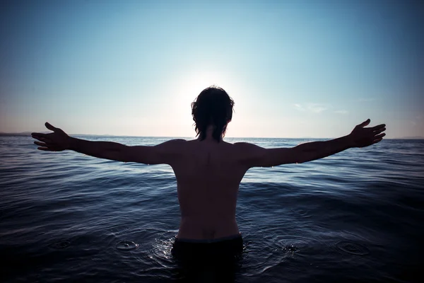 Omul înapoi la mare la apus de soare — Fotografie, imagine de stoc