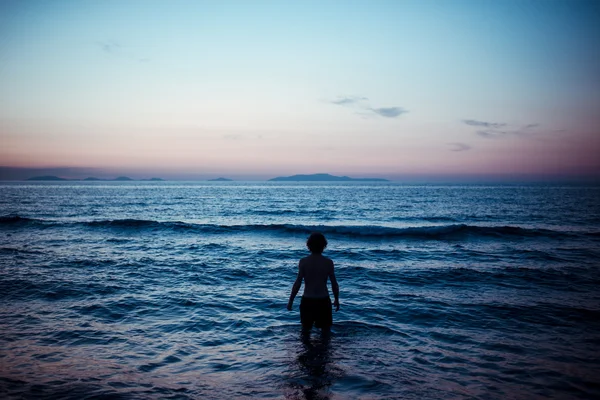 Omul înapoi la mare la apus de soare — Fotografie, imagine de stoc