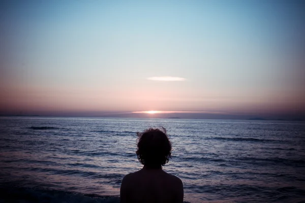 Homem de volta ao mar ao pôr do sol — Fotografia de Stock