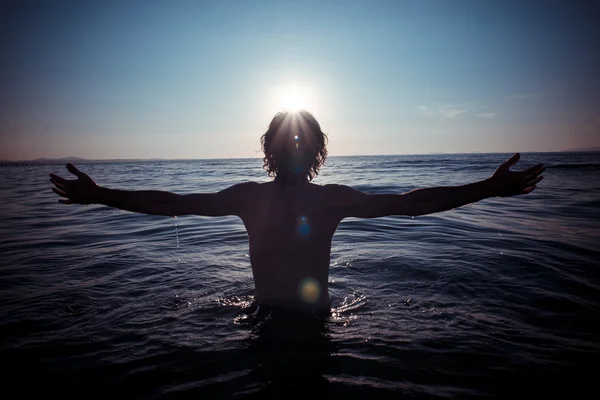 Omul înapoi la mare la apus de soare — Fotografie, imagine de stoc