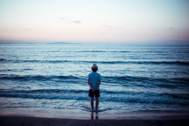 gün batımında denize adam