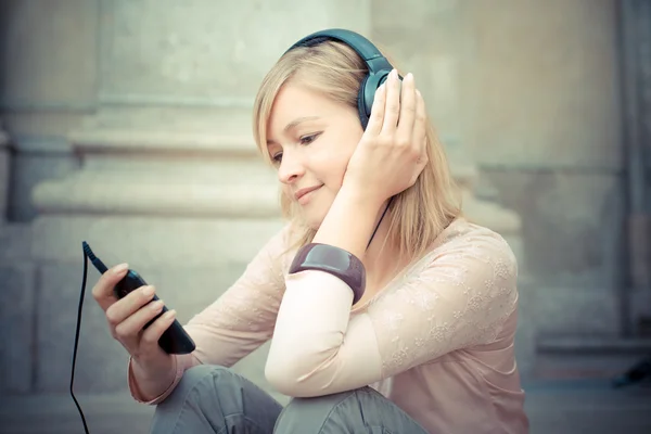 Belle femme blonde écoutant de la musique — Photo