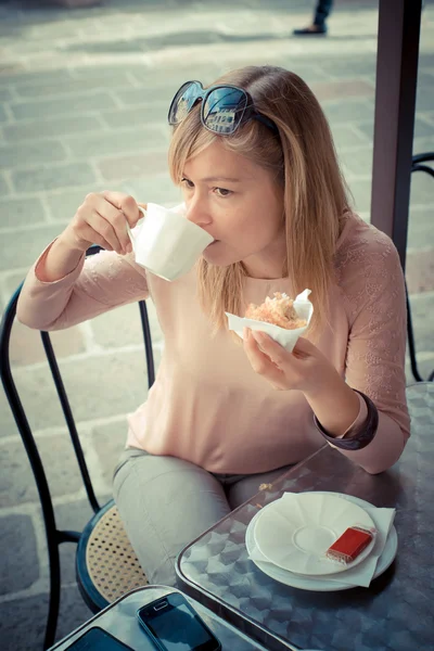 Vacker blond kvinna med frukost i baren — Stockfoto