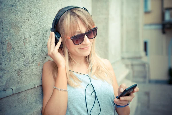 Belle femme blonde écoutant de la musique — Photo