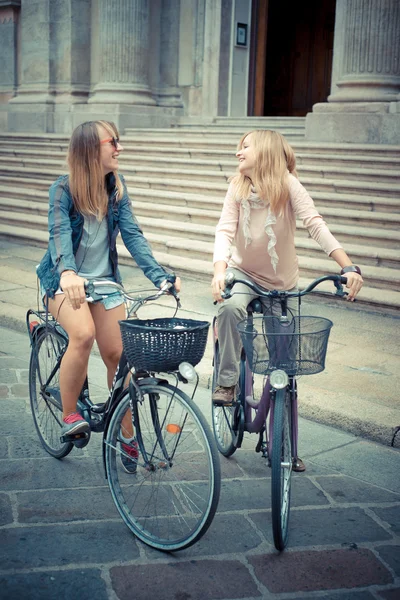 Dos hermosas mujeres rubias de compras en bicicleta —  Fotos de Stock