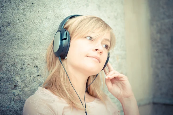 Hermosa mujer rubia escuchando música — Foto de Stock