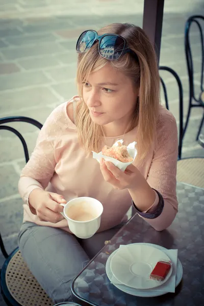 Bela mulher loira tomando café da manhã no bar — Fotografia de Stock