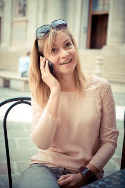 Bardaki telefon güzel sarışın kadın