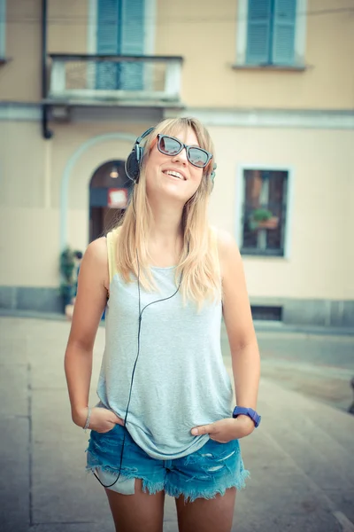 Vacker blond kvinna lyssna på musik — Stockfoto