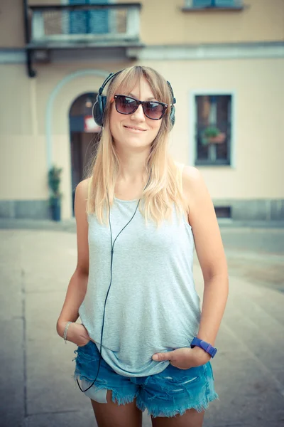 Bela mulher loira ouvindo música — Fotografia de Stock