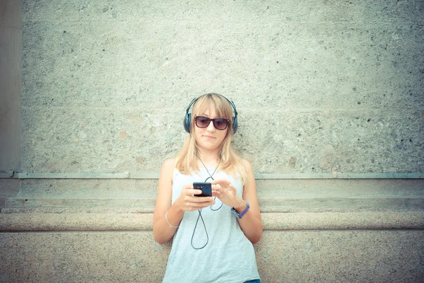 Bella donna bionda ascoltando musica — Foto Stock