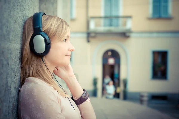 Belle femme blonde écoutant de la musique — Photo