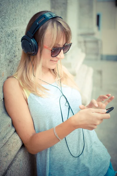 Vacker blond kvinna lyssna på musik — Stockfoto