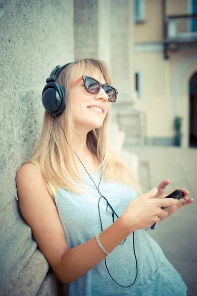 Bela mulher loira ouvindo música — Fotografia de Stock